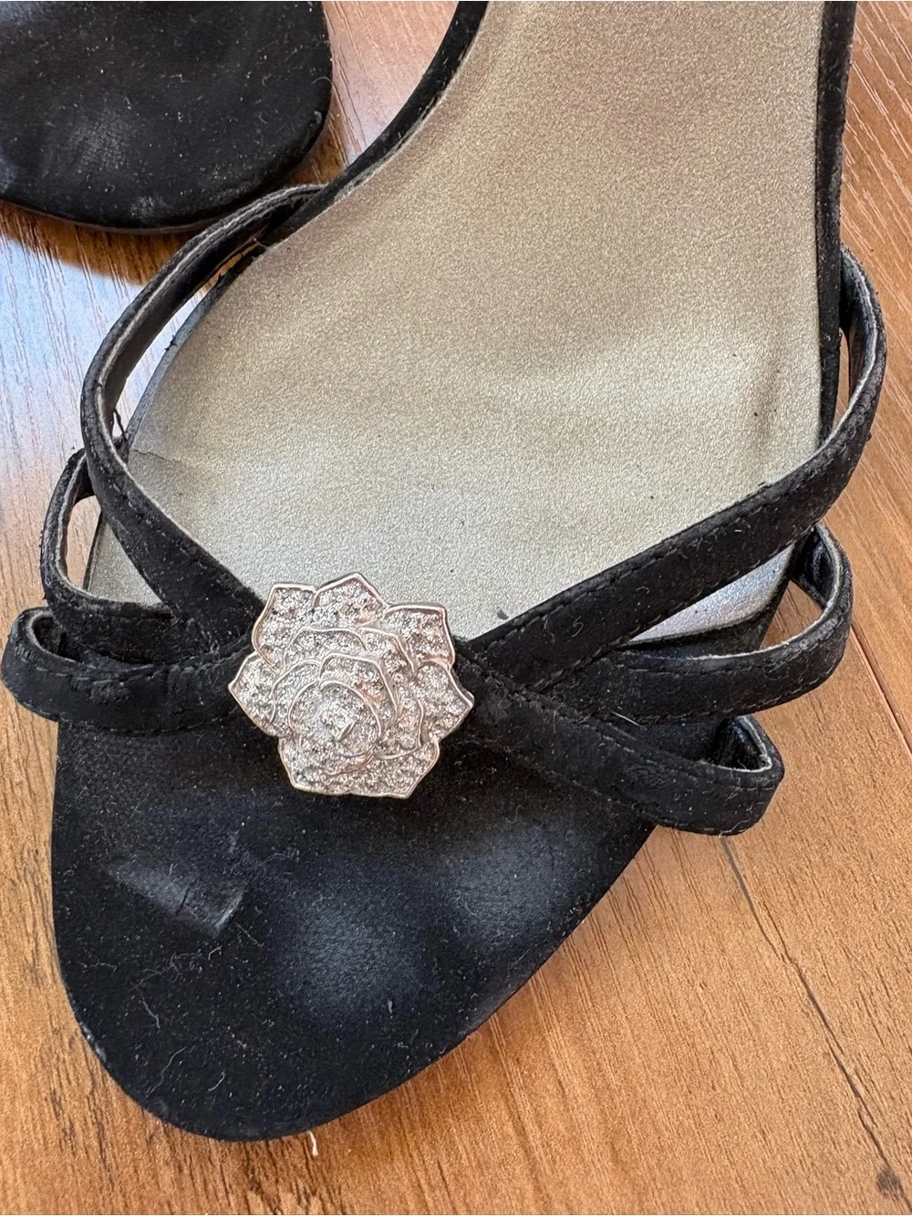 FIONI Clothing Black Strappy Heels with silverFlower Accent. Size 11. INV25/569